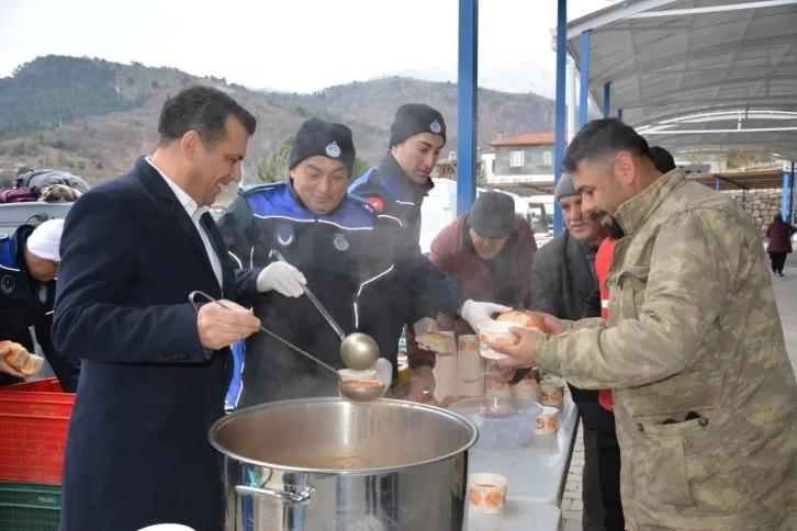 Başkan Atlı esnaf ve vatandaşların içini ısıttı
