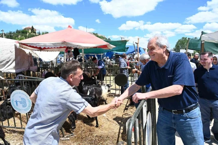 Başkan Bakkalcıoğlu canlı hayvan pazarını ziyaret etti
