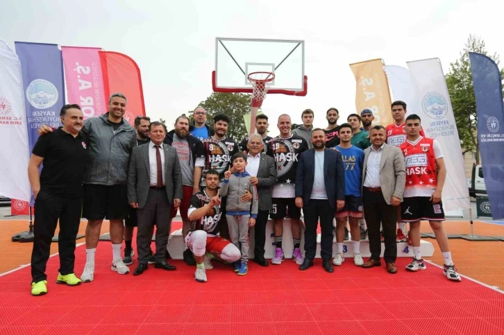 Başkan Büyükkılıç, Basketbol Turnuvasında Gençlerin Coşkusuna Ortak Oldu
