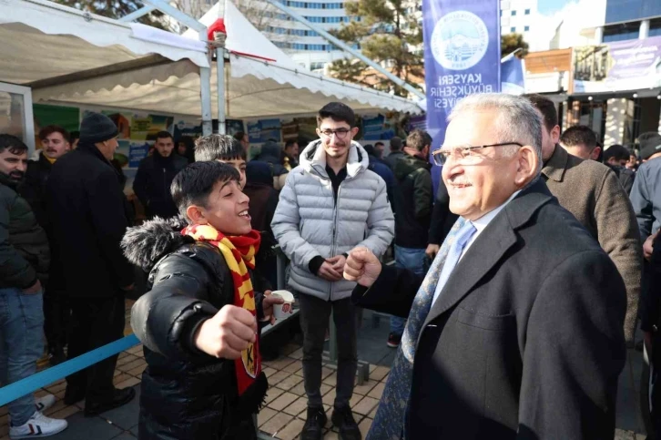 Başkan Büyükkılıç, hizmeti vatandaşın ayağına götüren çadırları ziyaret etti
