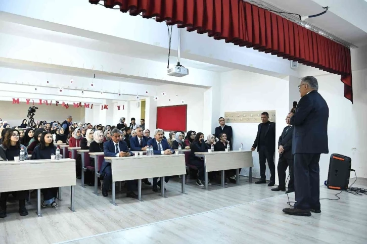 Başkan Büyükkılıç, Kariyer Günleri’nde öğrencilerle tecrübelerini paylaştı
