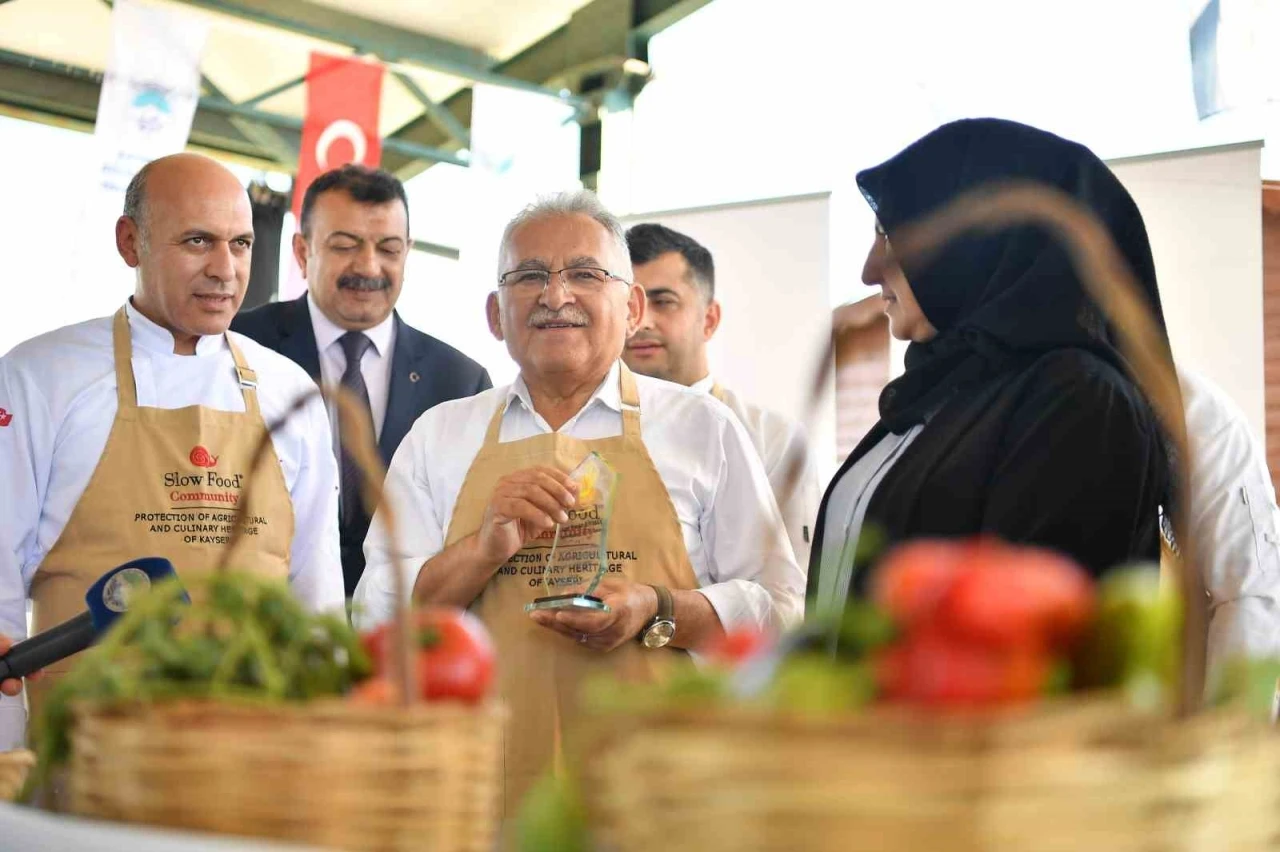 Başkan Büyükkılıç: &quot;1 ton sucuk döner ile bir ilke imza atıyoruz&quot;
