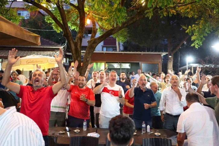 Başkan Çelik, milli maç heyecanını Serdivanlılarla birlikte yaşadı
