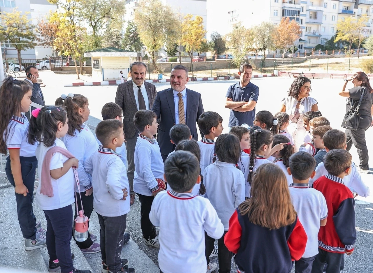 Başkan Ercan öğrencileri yalnız bırakmıyor
