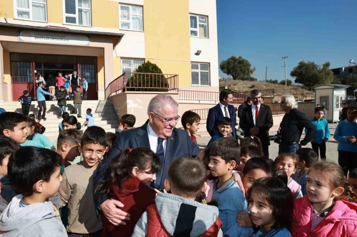 Başkan Mahçiçek’ten öğrencilere bot ve mont hediyesi
