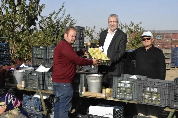 Başkan Özkan, Karacabeyli çiftçileri ziyaret etti