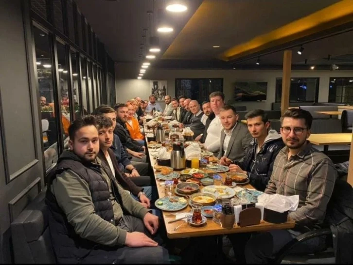 Başkan Özlü gençlerle sahur yaptı
