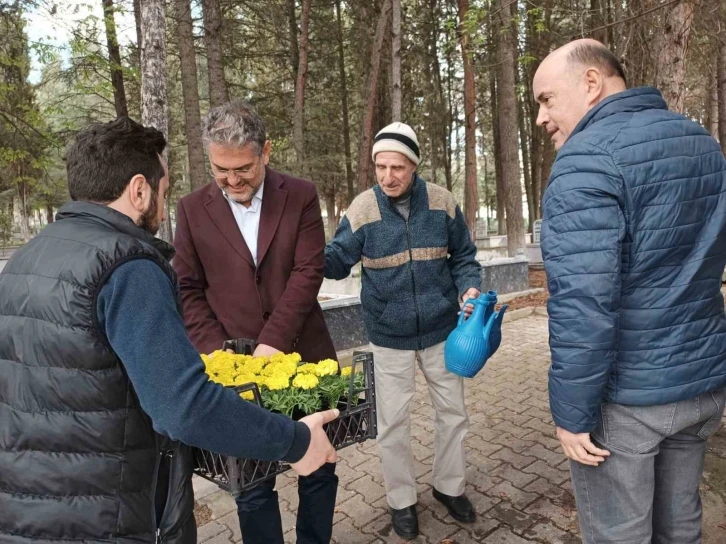 Başkan Suer, ilçe mezarlığında vatandaşlara çiçek takdim etti
