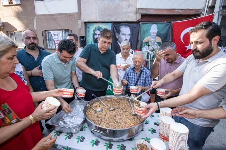 Başkan Tugay, Örnekköy’de aşure dağıttı
