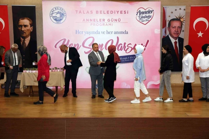 Başkan Yalçın’dan kadın personele ‘Anneler Günü’ hediyesi
