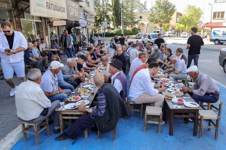 Başkan Yalım, Nuri Şeker Caddesi’nde esnaf ve vatandaşla buluştu
