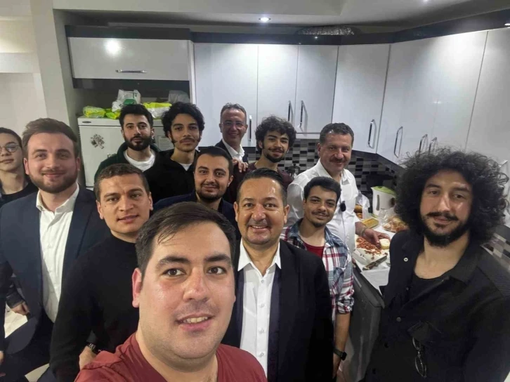 Başkan Yılmaz, öğrenci evinde sahur yaptı
