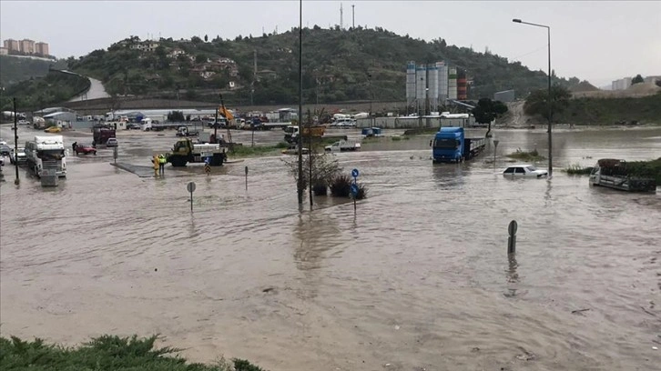 Başkentte sağanak nedeniyle vatandaşlar sürüklenen araçlarda mahsur kaldı