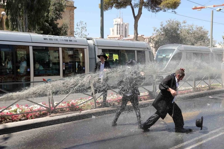 Batı Kudüs’te Haredilerin zorunlu askerlik protestosuna sert müdahale
