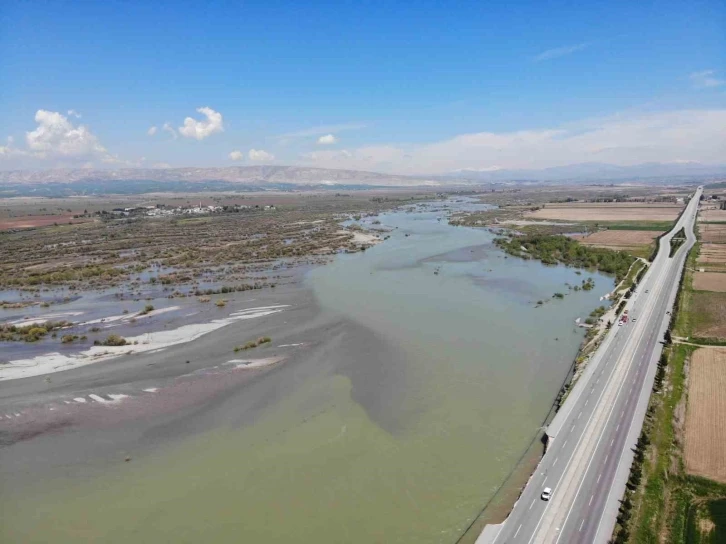 Batman’da baraj suları yükselince ana yol çöktü
