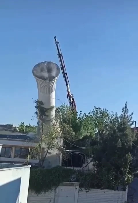 Batman’da hasar alan camiinin minaresi kontrollü olarak yıkıldı
