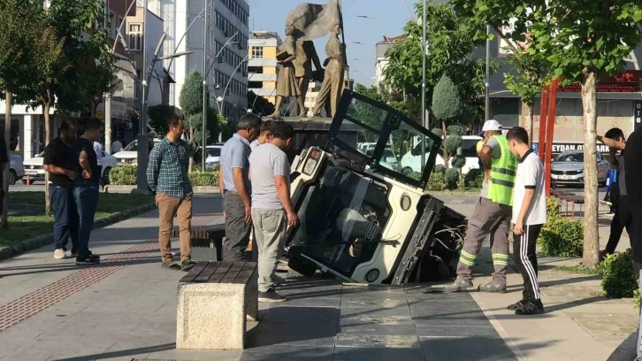 Batman’da temizlik aracı havuza düştü
