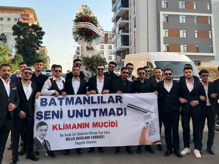 Batmanlılar takım elbise giyip klimanın kaşifini andı
