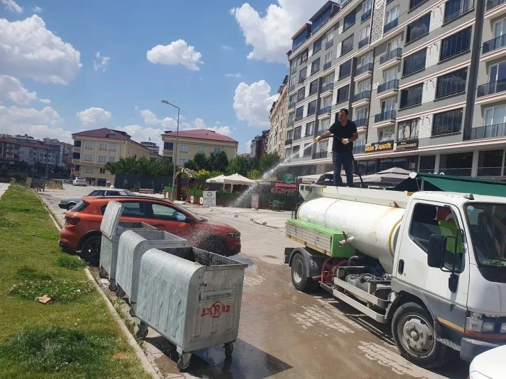 Bayburt’ta çöp konteynerleri tek tek dezenfekte edildi
