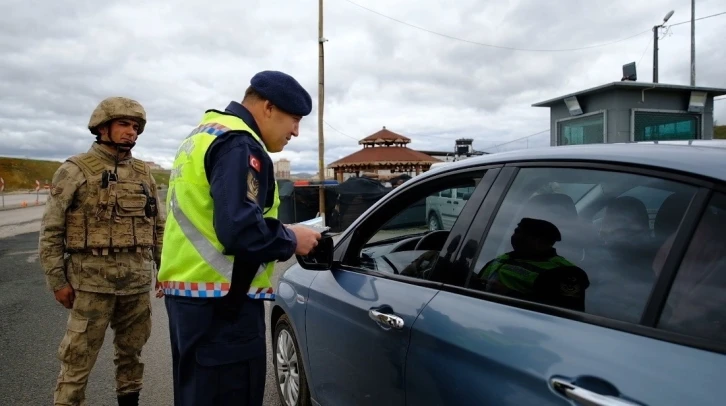 Bayburt’ta jandarma ekiplerinden bayram öncesi dronlu denetim
