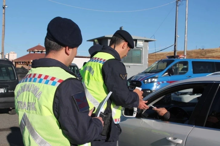 Bayburt’ta jandarmadan trafik denetimi
