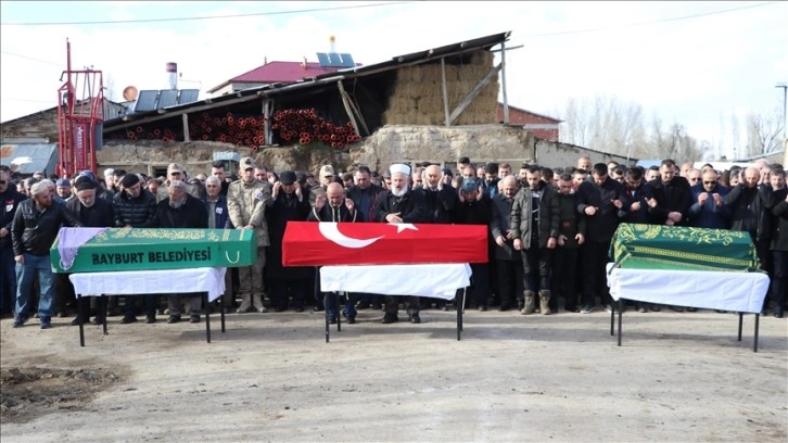 Bayburt'ta kazada hayatını kaybeden uzman çavuş ile eşi ve kızının cenazesi defnedildi