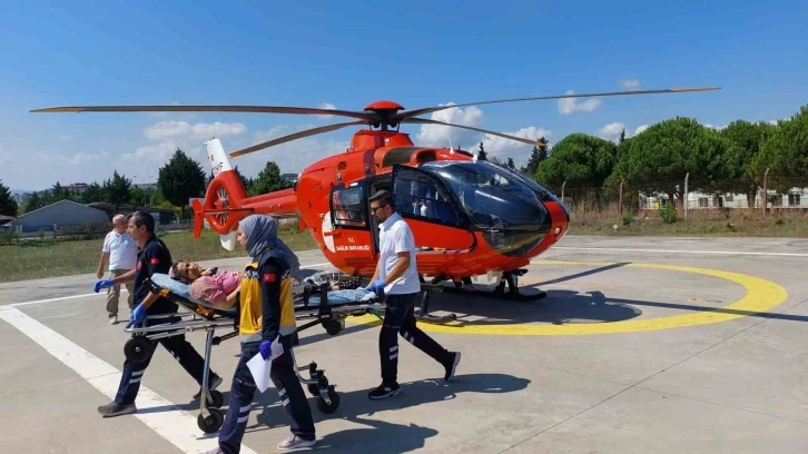 Baygınlık geçiren yaşlı kadın ambulans helikopterle hastaneye sevk edildi
