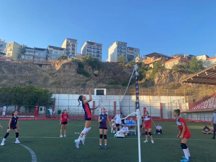 Bayraklı’da voleybol şenliği
