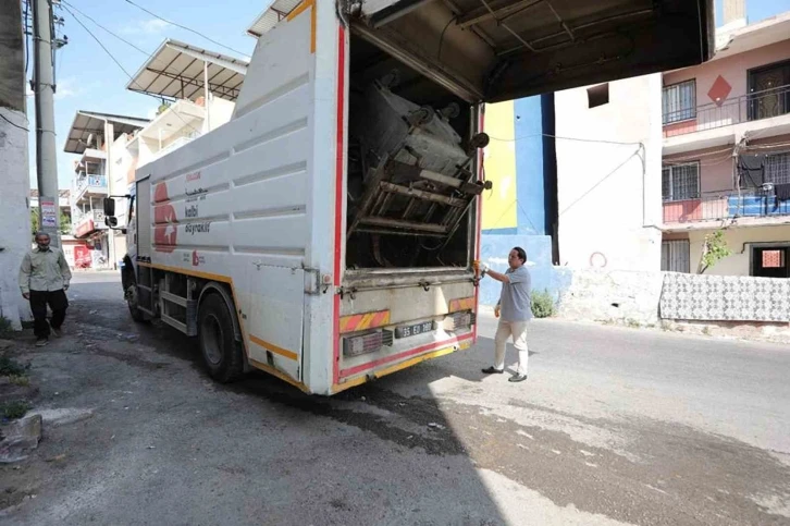 Bayraklı sokaklarında yaz temizliği
