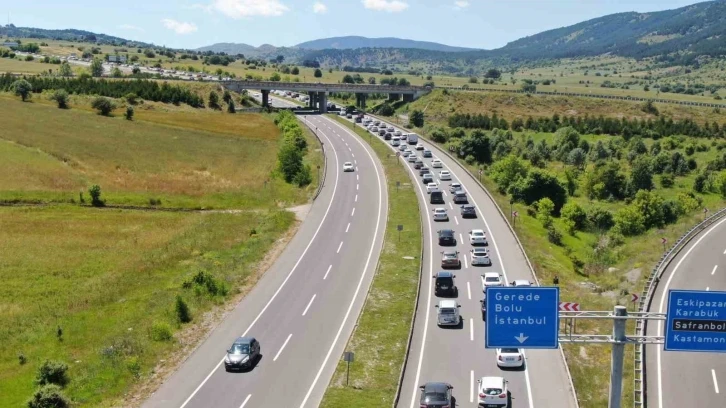 Bayram dönüşünde araç kuyruğu 70 kilometreye ulaştı
