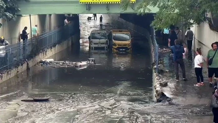 Bayrampaşa’da sağanak yağış nedeniyle altgeçidi su bastı: Vatandaşlar mahsur kaldı
