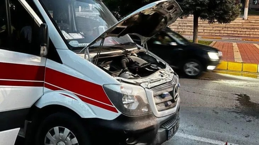 Hasta nakli gerçekleştiren ambulans alev aldı