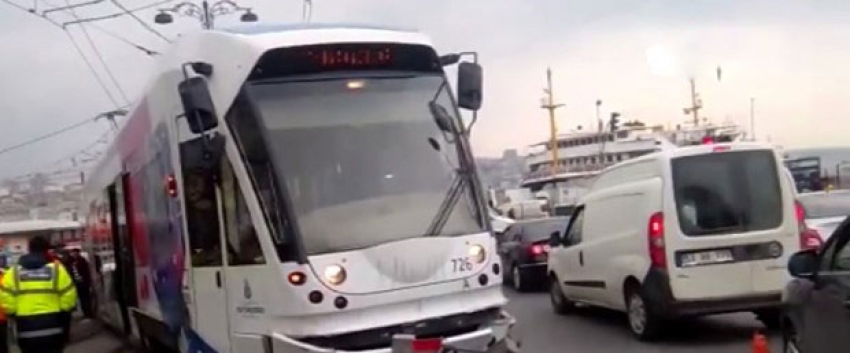 Tramvay raydan çıktı, seferler aksadı