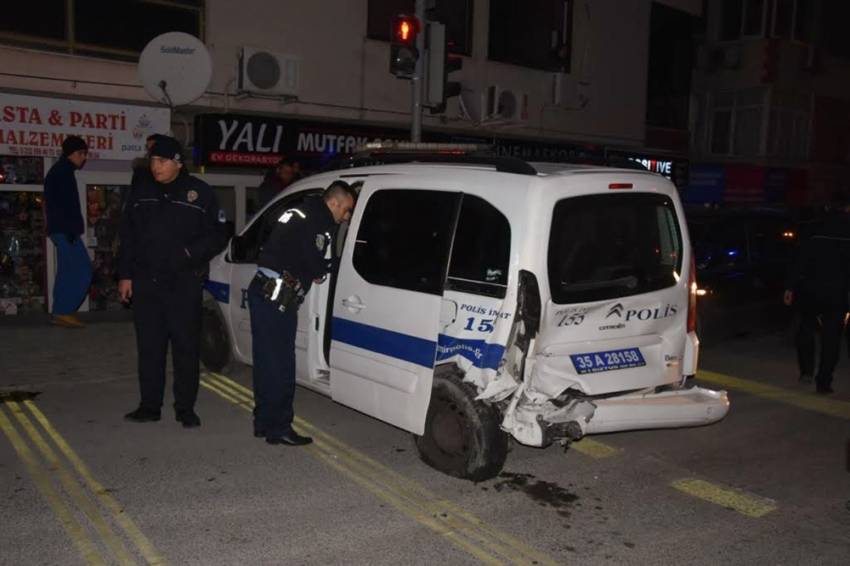 İzmir’de trafik kazası: 2’si polis 5 yaralı