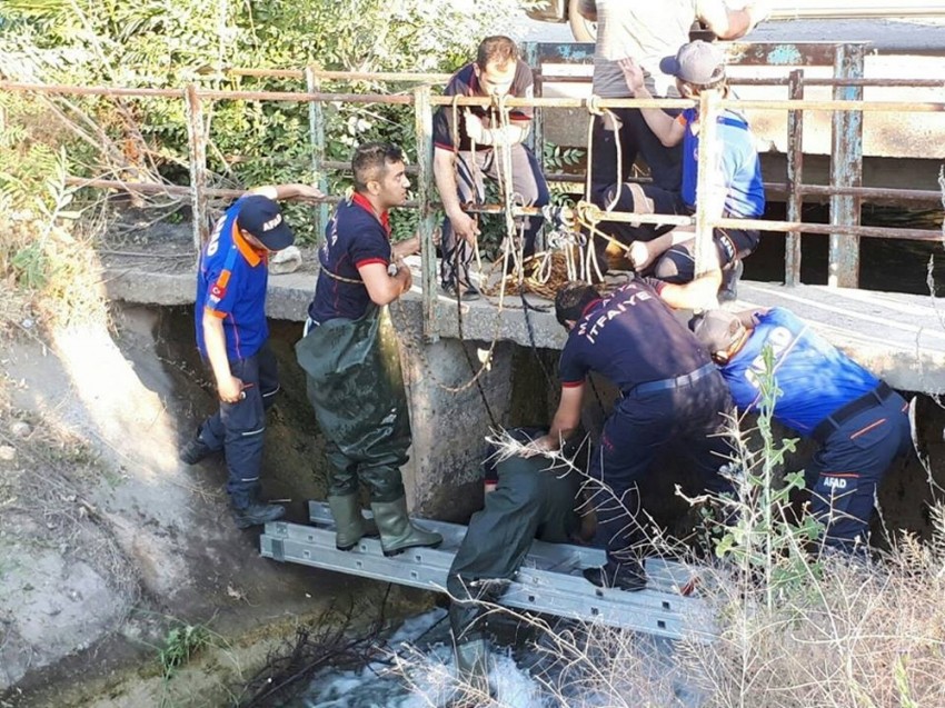 Otomobil sulama kanalına uçtu: 1 ölü, 2 yaralı