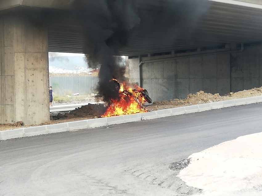 Arızalanan motosikletini yol kenarında böyle yaktı