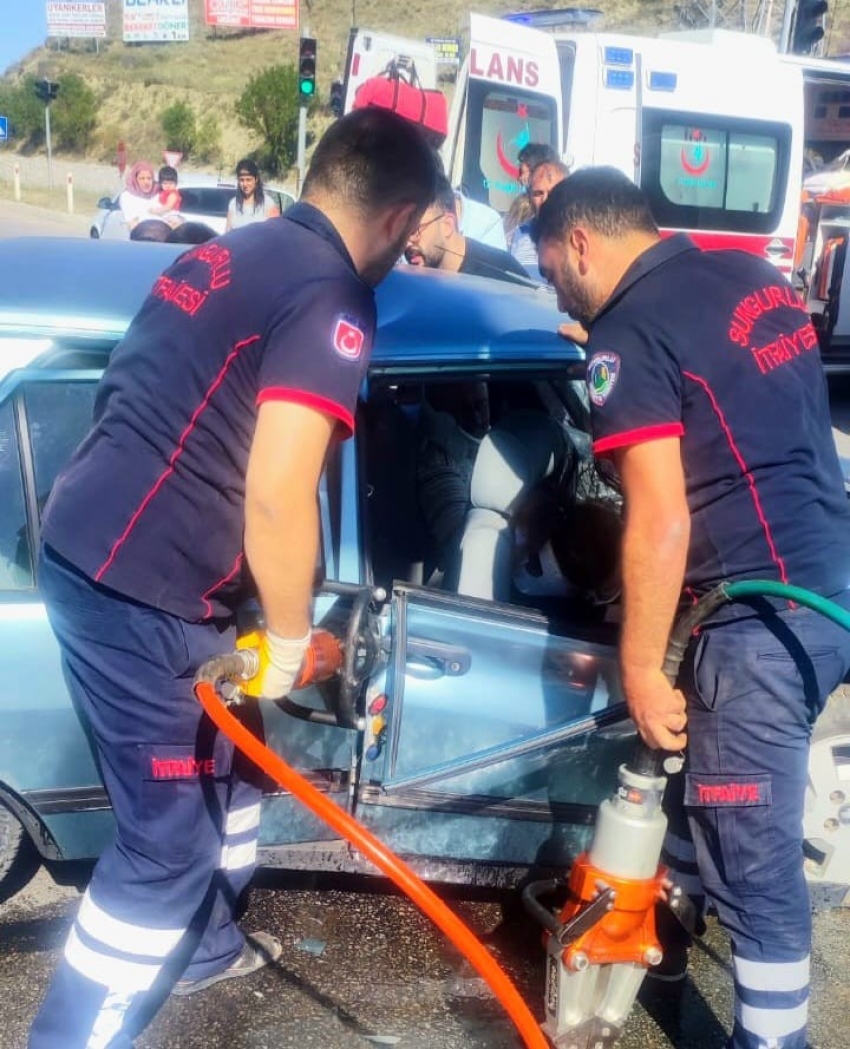 Kırmızı ışıkta bekleyen otomobile çarptı: 1’i ağır 7 yaralı