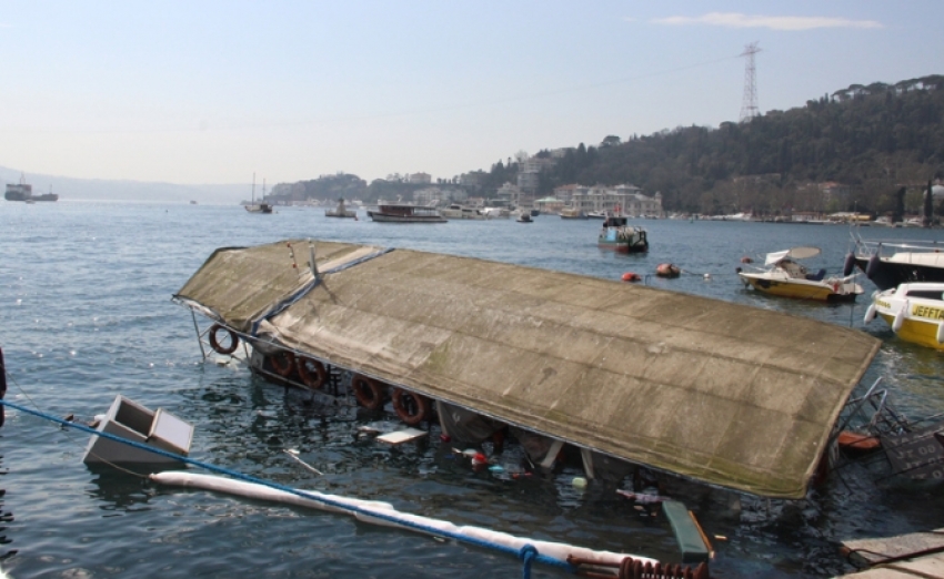 Bebek sahilinde tekne battı