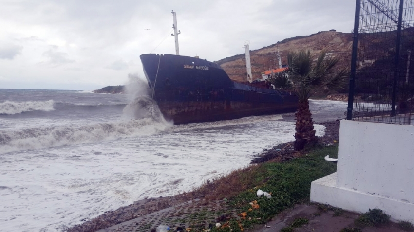 Yük gemisi fırtına nedeniyle karaya oturdu