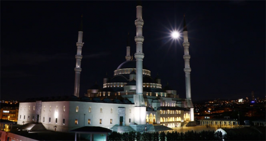 Berat Kandili’nde ay manzaralı Kocatepe Camii