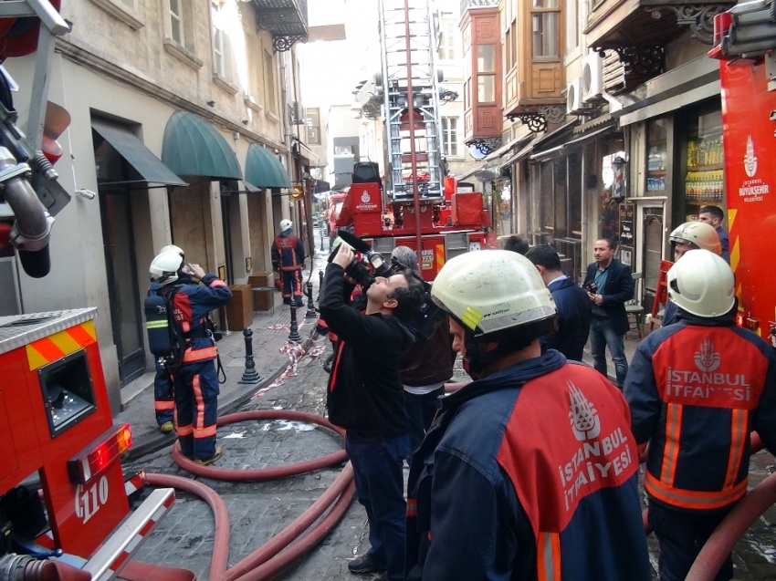 Beyoğlu’nda 6 katlı binada yangın paniği