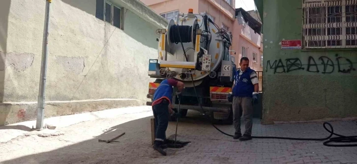 Belediye ekipleri atıklar nedeniyle tıkanan kanalları temizliyor
