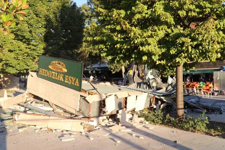 Belediye elektrik ve suyunu verdiği büfeyi ’kaçak’ diye yıktı
