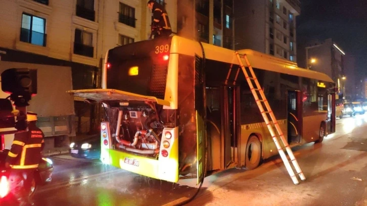 Otobüsün motorunda çıkan yangın korkuttu