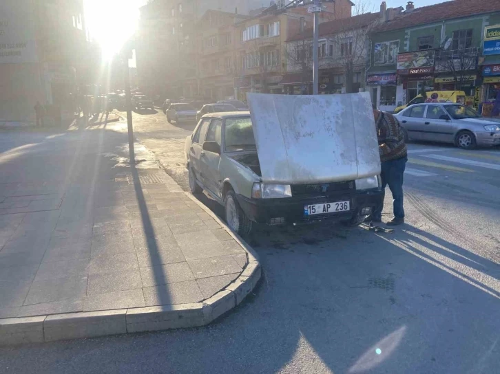 Benzin hortumu patlayan Tofaş marka otomobil alev aldı
