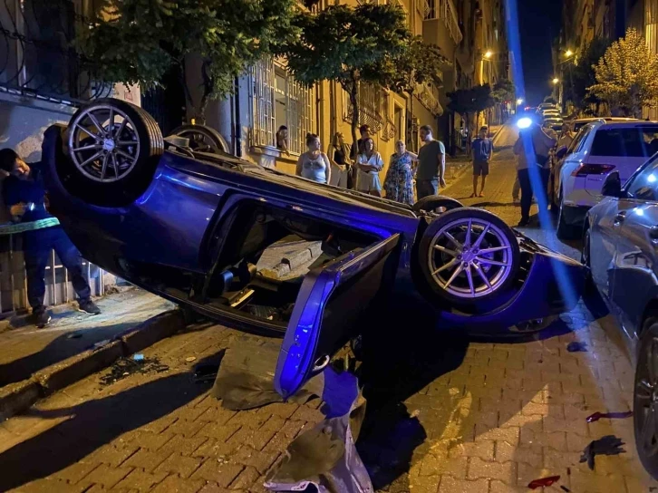Beşiktaş’ta park halindeki araçlara çarpan otomobil takla attı, o anlar kamerada
