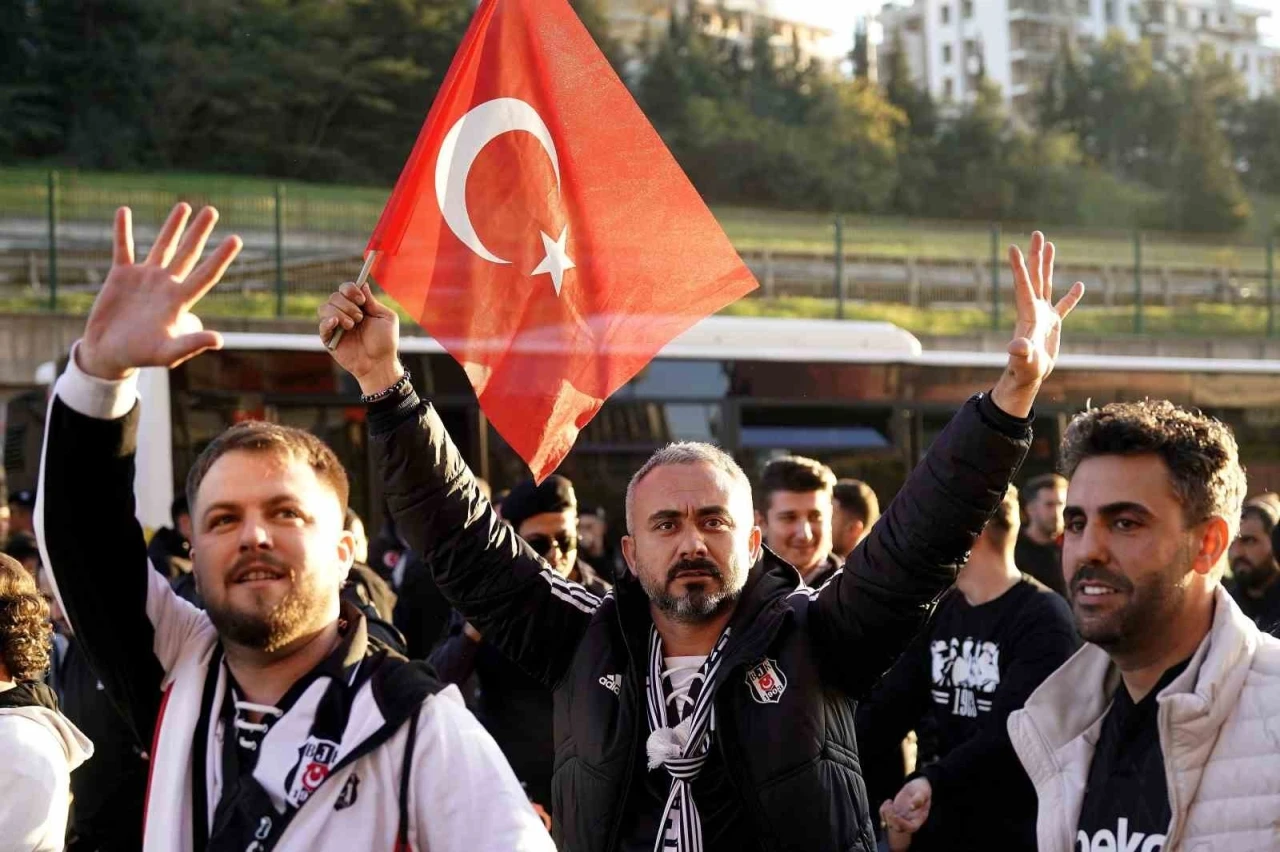 Beşiktaş taraftarı stadyuma geldi
