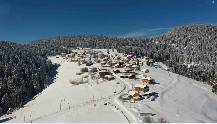 Beyaz örtüyle kaplanan Kulakkaya Yaylası drone ile görüntülendi
