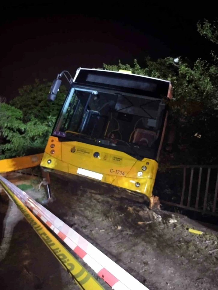 Beykoz’da freni boşalan otobüs bir evin bahçesine düştü
