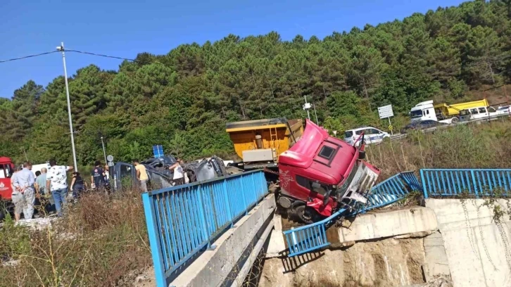 Beykoz’da hafriyat kamyonu ile otomobil çarpıştı
